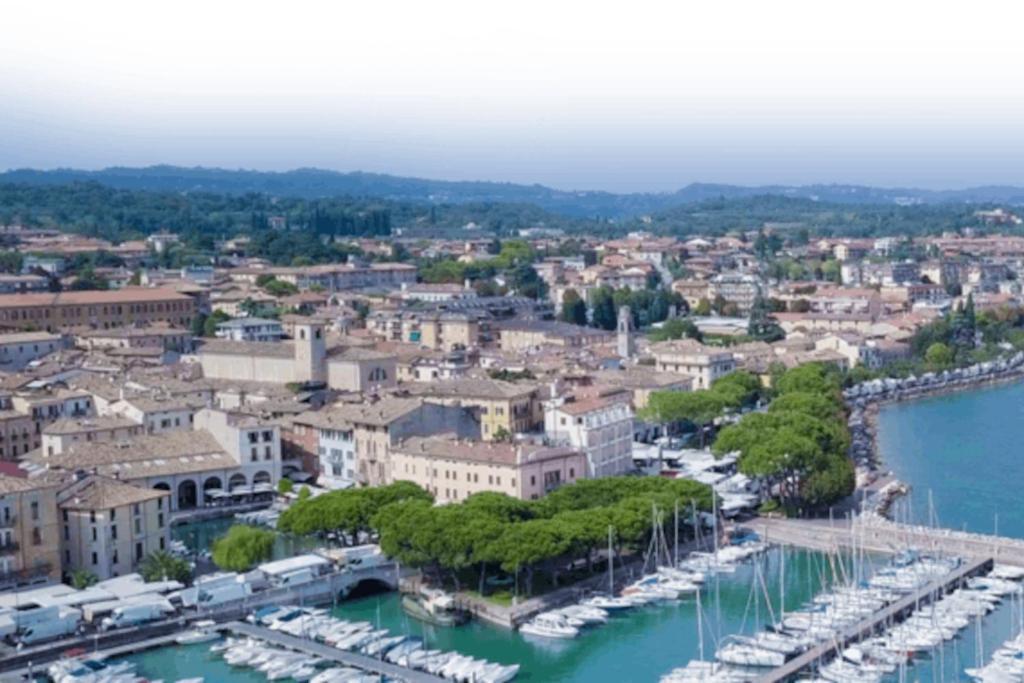 Appartement Attico In Piazza Matteotti à Desenzano del Garda Extérieur photo